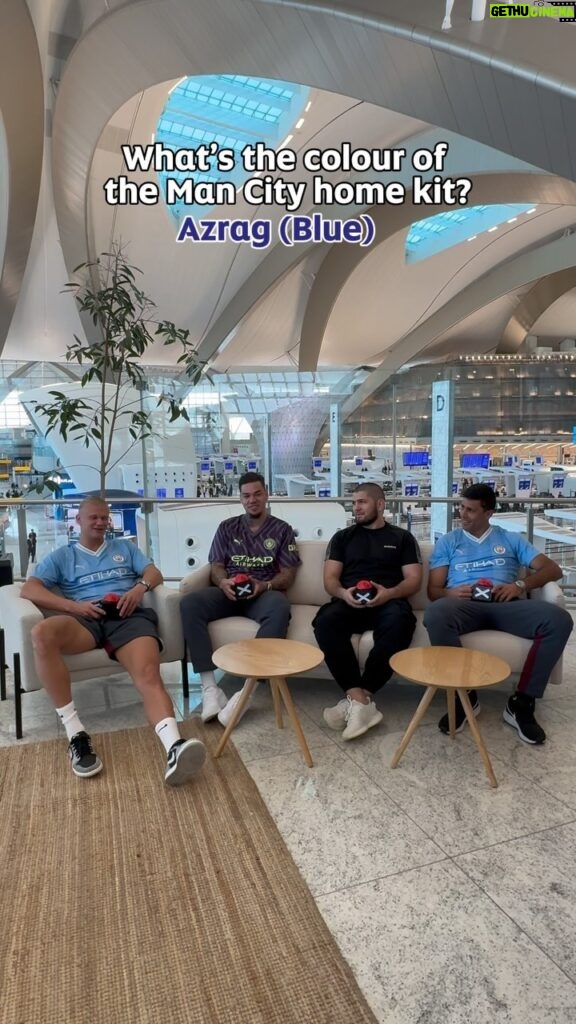 Khabib Nurmagomedov Instagram - Teaching the champions Arabic 🇦🇪 @etihad