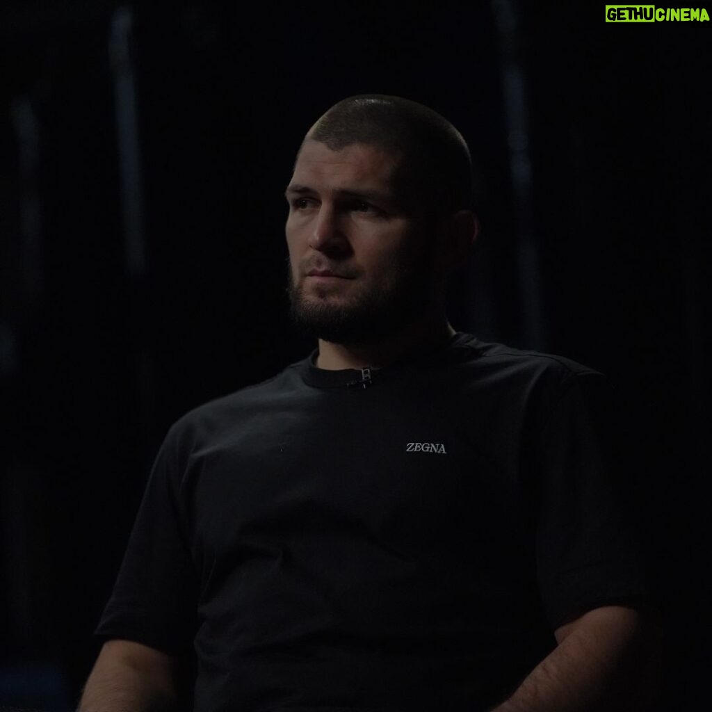 Khabib Nurmagomedov Instagram - Шейх Ибн Усеймин, да помилует его Аллах, сказал: “Время само по себе короткое, какая бы у человека не была длинная жизнь, она все равно будет короткой. Всевышний Аллах говорит: «В тот день, когда они увидят то, что им обещано, им покажется, что они пробыли на земле всего лишь час дня» (Сура «аль-Ахкаф», аят 35). Также и то, что было предоставлено в пользование — его тоже мало. Все, что может приобрести человек в этом мире из наслаждений, по сравнению с тем, что у него будет в жизни вечной, ничтожно. Как пришло в достоверном хадисе от пророка (да благословит его Аллах и приветствует): «Место в Раю, которое заняла бы плеть любого из вас, лучше мира этого со всем тем, что в нём есть» (Сахих аль-Бухари 2892). Мирская жизнь не только мала, она ещё и испорчена трудностями прошлого и будущего. Как сказал один поэт: — В один день мы побеждаем, в другой — терпим поражение; Один день мы печалимся, в другой радуемся. Другой же поэт написал: — Не может быть жизнь хорошей, пока она испорчена в своей основе смертью и старостью. Если ты хочешь убедиться в этом, сравни, сколько тебе осталось в этой жизни, и сколько ты прожил. Все мы знаем, что прожили много дней, однако ощущаем, будто бы и не было того, что происходило только вчера. Поэтому пророк (да благословит его Аллах и приветствует) сказал, описывая мирскую жизнь: «В мире этом я подобен только всаднику, который (днём) останавливается для отдыха в тени дерева, а потом уезжает, покидая его» (Ахмад, Ибн Маджа, достоверный хадис). Человек передохнул под тенью дерева и пошел дальше! Так и выглядит вся мирская жизнь”. См. “Тафсир суры аль-Бакара”, аят 126