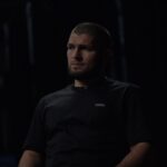 Khabib Nurmagomedov Instagram – Шейх Ибн Усеймин, да помилует его Аллах, сказал: 
 
“Время само по себе короткое, какая бы у человека не была длинная жизнь, она все равно будет короткой. Всевышний Аллах говорит: 
 
«В тот день, когда они увидят то, что им обещано, им покажется, что они пробыли на земле всего лишь час дня» (Сура «аль-Ахкаф», аят 35). 
 
Также и то, что было предоставлено в пользование — его тоже мало. Все, что может приобрести человек в этом мире из наслаждений, по сравнению с тем, что у него будет в жизни вечной, ничтожно. Как пришло в достоверном хадисе от пророка (да благословит его Аллах и приветствует): 
 
«Место в Раю, которое заняла бы плеть любого из вас, лучше мира этого со всем тем, что в нём есть» (Сахих аль-Бухари 2892). 
 
Мирская жизнь не только мала, она ещё и испорчена трудностями прошлого и будущего. 
 
Как сказал один поэт: 
 
— В один день мы побеждаем, в другой — терпим поражение; 
Один день мы печалимся, в другой радуемся. 
 
Другой же поэт написал: 
 
— Не может быть жизнь хорошей, пока она испорчена в своей основе смертью и старостью. 
 
Если ты хочешь убедиться в этом, сравни, сколько тебе осталось в этой жизни, и сколько ты прожил. Все мы знаем, что прожили много дней, однако ощущаем, будто бы и не было того, что происходило только вчера. Поэтому пророк (да благословит его Аллах и приветствует) сказал, описывая мирскую жизнь: 
 
«В мире этом я подобен только всаднику, который (днём) останавливается для отдыха в тени дерева, а потом уезжает, покидая его» (Ахмад, Ибн Маджа, достоверный хадис).
 
Человек передохнул под тенью дерева и пошел дальше! Так и выглядит вся мирская жизнь”. 
 
См. “Тафсир суры аль-Бакара”, аят 126