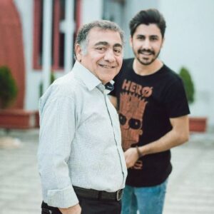 Khosrow Ahmadi Instagram - عزیزدل من، تو بزرگ شدی و من کوچک.
تو جوان شدی و من پیر.
تو جذاب شدی و من شکسته.
اما
با بزرگ شدنت بزرگیت را نسبت به خودم دیدم و کیف کردم و به خودم بالیدم.
و خودم را در آیینه تو دیدم.
جذاب شدی و هر روز پوزت را دادم، کنار تو با افتخار راه رفتم و جذب تو شدم.
علی جان همه اینها بهانه ای بود که بگم
بهار دل بابا تولدت مبارک.
همیشه سلامت باشی و در اوج و همواره بخندی.