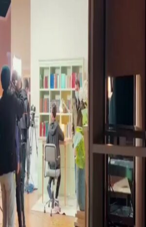 Khosrow Ahmadi Instagram - قربون اون لبخندت که وقتی میخندی کل فرشته های زمین و آسمان از لبخند زیبا و صورت نازنینت  حظ فراوان میبرن.
چه خوبه از عروسکها وقتی ازتون سوال میکند قند توی دلتون آب میشه.باورتون میشه ما هم قند تو دلمون آب میشه.
چه خوبه توی این روزهایی که همه بچه های این سرزمین دل خسته و ناراحت از شرایط روزگار و مریضی  آسیب دیدند شما نازنین هستید که دو باره خنده و دل خوشی رو برای بچه های سرزمینمون به ارمغان میارید.
سالها تنتون سالم.لبتون خندان.و همیشه سربلند باشید.
عشق همه ما آقای ایرج طهماسب نازنین و دوستداشتنی.❤😗