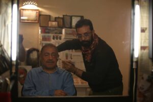 Khosrow Ahmadi Instagram - بعد از سی سال رفاقت با یکی دیگه از نازنینان دل استاد نوید فرح مرزی دوباره کنار هم قرار گرفتیم.
یادم میاد اون روزا هنوز پشت لبمون کامل سبز نشده بود ولی حالا نوید عزیز سفید شدن مو و ریش منو دوباره داره سبز میکنه
که باز با هم برگردیم به اون دوران پر از خاطره های زیبا.عاشقانه دوست دارم رفیق با مرام قدیمی.همیشه افتخار میکنم از رفاقت باهات عزیزترین.
خوشحالم بعد از این همه تلاش برای خودت در کاری که عشق بهش میورزی سمت استادی بدست آوردی.
نوید جان همیشه سلامت، سربلند و در اوج باشی.