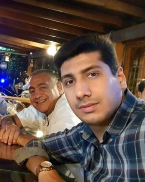 Khosrow Ahmadi Instagram - شهریور ماه زیبا و دوستداشتنی چه اولش چه آخرش.با آمدنت کنارم خدا یک بار دیگه بهم گفت دوست دارم چون یک دوستداشتنی خوشتیپ و خوش فکر برات فرستادم تا زندگی رو دلنشینتر بگذرونی.هر وقت شرایط برام سخت میشه و کم میارم وجود شماها آرومم میکنه و شاکر خداوند میشم.
امیر نازنینم خوشحالم کنارمی.رفیق روزهای سخت وجودت دلگرمی زیادی رو برام داره.
امیدوارم همیشه در زندگیت و عشقت به اونچه که میخواهی برسی و موفق باشی.
یکی از زیباترین روزهای زندگیم رو با داشتن تو به خودم تبریک میگم.
همه این عشقورزی برای همین بود که بگم
تولدت اول از همه مبارک خودت باشه بعد مبارک ما و در آخر مبارک دوستدارانت باشه.
زادروزت مبارک.