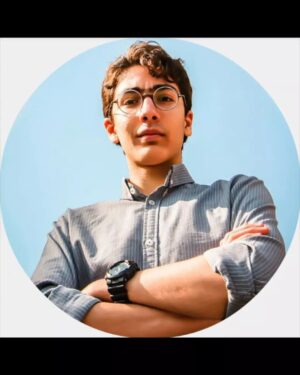 Khosrow Ahmadi Instagram - آخرین ماه تابستان بود و گرمای زمین داشت
تمام میشد اما با بدنیا امدن تو گرمای زندگی 
ما کامل شد.
حالا دیگه ما هم خانواده پر جمیعت شدیم
با وجود نازنین تو عشق و حال ما تکمیل شد
با شیطونیهات  و شیرین زبونی کردنت لذت زندگی  بیشتر شد.
خدا رو شکر.
عزیزم.
رفیق.
پسرم.
مرتضی نازنین.
تولدت مبارک.
همیشه سلامت باشی و موفق و همواره بخندی.
