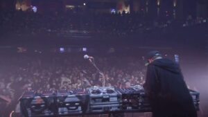 Kid Koala Instagram - FEB 21! Kid Koala x Lealani. LIVE! YUKON Let’s RAWK! Tix link in bio. @realkidkoala x @veggieburgerr 

🎥 @ajmakesthings @phil.creamer