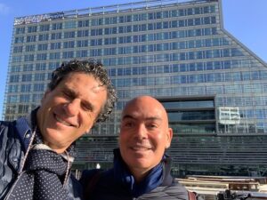 Kike Sarasola Instagram - Qué alegría llegar a Ámsterdam y comprobar que hemos incrementado en un 40% la llegada del viajero americano en Holanda. ¡El mundo de nuevo se empieza a abrir! ❤

What a joy to arrive in Amsterdam and see that we have increased the number of American travelers in the Netherlands by 40%. The world is opening up again! ❤

#RoomMateHotels #RoomMateAitana #ILoveRoomMate #Ámsterdam #viajar #travel