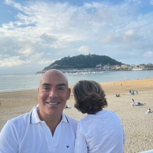Kike Sarasola Instagram - Estoy muy contento de anunciaros que arranca de nuevo La Mochila de Kike y Carlos, de la mano de @vanitatis 😃 No te pierdas todos los secretos que tenemos que contaros de nuestra primera parada en San Sebastián, una ciudad que nos enamora. ♥️ Link en bio.