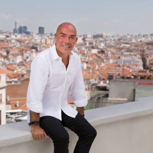 Kike Sarasola Instagram - Ojalá llegue el día en el que dejemos de hablar de este tema. Ojalá ese día sea tan “normal” que no se necesite hacer reivindicaciones de ningún tipo. Sinceramente creo que en España estamos muy cerca de llegar a ese nivel de tolerancia y normalización, aunque aún queda algo de camino por recorrer. ➡ Link en bio
 
Hopefully the day will come when we will stop talking about this subject. Hopefully that day will be so "normal" that there will be no need to make claims of any kind. I sincerely believe that in Spain we are very close to achieve this level of tolerance and normalization, although there is still some way to go. ➡ Link in bio

#TrabajaConOrgullo #OutOnLinkedIn #WorkWithPride