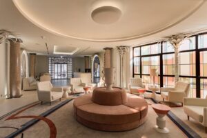 Kike Sarasola Instagram - Estoy muy contento de poder presentaros nuestro nuevo proyecto: Room Mate Filippo y Gran Filippo Apartments. Roma es una de mis ciudades favoritas del mundo y está situado al lado de la emblemática Plaza de España. Además, ha sido diseñado por mi querido amigo @tomasaliadesign. ¡Qué maravilla! 👏❤

I'm delighted to present to you our new project: Room Mate Filippo and Gran Filippo Apartments. Rome is one of my favorite cities in the world. It's located next to the iconic Piazza di Spagna and it was designed by my dear friend Tomás Alía. How wonderful! 👏❤ 

#RoomMateHotels #ILoveRoomMate #RoomMateFilippo #Roma #Rome