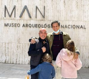 Kike Sarasola Instagram - Planazo de sábado por la mañana, Museo Arqueológico Nacional. ¡Han alucinado! // Fantastic saturday morning. Museo Arquelogico Nacional, the kids loved it. ❤️👨‍👨‍👧‍👦🏛 #museoarqueologiconacional #plan #niños #familia #family #madrid