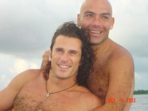 Kike Sarasola Instagram - Hoy celebro mi cumpleaños y 27 años de amor con Charly. // Today I celebrate my birthday and 27 years of love with Charly. 🎂 🎁 🎈 #loveislove #happybirthday