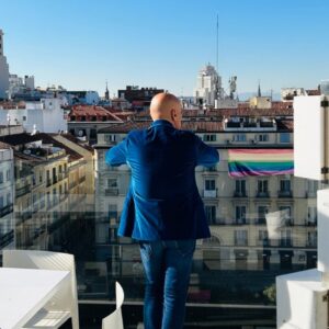 Kike Sarasola Instagram - Quiero compartir con vosotros cómo estoy viviendo el Día del Orgullo. Un día muy especial para todos, pero este año, para mí, mucho más especial, porque me he dado cuenta de que el orgullo no se basa únicamente en la orientación sexual sino que va un paso más allá. Es el orgullo de defender aquello que más te importa, y en mi caso, lo más importante es mi familia. 

Siempre he defendido el modelo de familia LGTBI+, y muchos me han considerado un abanderado de la causa por ser el primer deportista olímpico español en salir del armario. Como muchos sabéis, mi situación personal ha cambiado, pero eso no significa que este modelo de familia haya fallado. Simplemente, igual que el amor, ha evolucionado. 

A veces es necesario dar un paso atrás para ver las cosas con perspectiva. Carlos y yo, como el resto del colectivo, hemos luchado juntos para llegar a donde estamos hoy. Y sabemos la suerte que tenemos, porque en muchos países aún queda demasiado por hacer. Pero debido a diferentes circunstancias, hemos dado un pequeño paso atrás para poder defender hoy lo que más queremos: a nuestros hijos. Con todo, esta no es una historia de desamor, sino de transformación y adaptación. 

Nuestra prioridad siempre ha sido, y serán, nuestros hijos. Todas las decisiones que tomamos las hemos tomado pensando en su felicidad. Somos padres, ante todo, y nuestro compromiso y amor por ellos es incondicional. Estoy seguro de que muchos de vosotros, padres y madres en situación similar a la mía, entendéis perfectamente lo que quiero decir. 

La felicidad es lo más importante en esta vida. Por eso, en este Orgullo, celebro el amor que siento por mis hijos, y os animo a defender vuestro propio orgullo, sea cual sea, con todo vuestro corazón.

¡Feliz Día del Orgullo! #Orgullo2023 #diadelorgullo 🏳️‍🌈