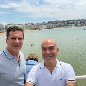 Kike Sarasola Instagram - Estoy muy contento de anunciaros que arranca de nuevo La Mochila de Kike y Carlos, de la mano de @vanitatis 😃 No te pierdas todos los secretos que tenemos que contaros de nuestra primera parada en San Sebastián, una ciudad que nos enamora. ♥️ Link en bio.