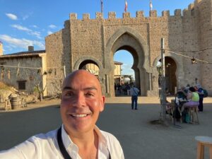 Kike Sarasola Instagram - PUY DU FOU en Toledo. El mejor parque temático que conozco. Qué orgullo que se haga algo de tal calidad y contando la maravillosa historia de España. Divertido, didáctico y espectacular. De verdad un 10. 👏

Puy du fou at Toledo. The best theme park I have ever been. How proud to have something with such quality based on Spanish history. It’s fun , spectacular and very didactic. Absolutely a 10. 👏

#España #Toledo #ParqueTemático #Spain #ThemePark #Familia #Family
