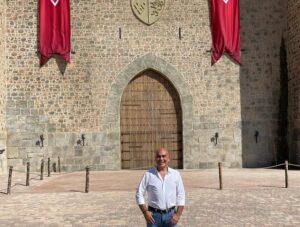 Kike Sarasola Instagram - PUY DU FOU en Toledo. El mejor parque temático que conozco. Qué orgullo que se haga algo de tal calidad y contando la maravillosa historia de España. Divertido, didáctico y espectacular. De verdad un 10. 👏

Puy du fou at Toledo. The best theme park I have ever been. How proud to have something with such quality based on Spanish history. It’s fun , spectacular and very didactic. Absolutely a 10. 👏

#España #Toledo #ParqueTemático #Spain #ThemePark #Familia #Family