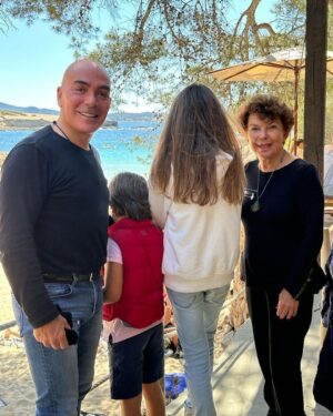 Kike Sarasola Instagram - Celebrando San Isidro con mis hijos y mi madre en la cala más bonita de Ibiza, Cala Gracioneta.

Celebrating San Isidro with my children and my mother at the most beautiful cove in Ibiza, Cala Gracioneta.