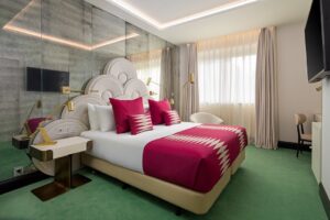 Kike Sarasola Instagram - Estoy muy contento de poder presentaros nuestro nuevo proyecto: Room Mate Filippo y Gran Filippo Apartments. Roma es una de mis ciudades favoritas del mundo y está situado al lado de la emblemática Plaza de España. Además, ha sido diseñado por mi querido amigo @tomasaliadesign. ¡Qué maravilla! 👏❤

I'm delighted to present to you our new project: Room Mate Filippo and Gran Filippo Apartments. Rome is one of my favorite cities in the world. It's located next to the iconic Piazza di Spagna and it was designed by my dear friend Tomás Alía. How wonderful! 👏❤ 

#RoomMateHotels #ILoveRoomMate #RoomMateFilippo #Roma #Rome
