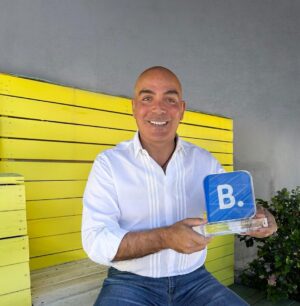 Kike Sarasola Instagram - Room Mate no solo ha vuelto pisando fuerte, sino que @bookingcom nos ha dado el premio a la cadena hotelera más acogedora de España de 2023 🤩
¡¡GRACIAS a todos los que habéis confiado en nosotros!! 

Room Mate has not only come back strong, it’s been awarded by  @bookingcom with the prize for the coziest hotel chain in Spain in 2023 🤩
THANK YOU all for your trust!