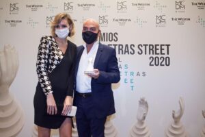 Kike Sarasola Instagram - La solidaridad sigue siendo contagiosa. Gracias a la Asociación del Barrio de las Letras por premiar a todos mis roomies por su solidaridad durante la pandemia. ¡Qué orgullo! // Solidarity is even more contagious. Thanks to the “Barrio de las Letras” association for recognizing all my roomies with this award. So proud! 🥰🧡 #lasletrasstreet #premioslasletrasstreet #volveremossituvuelves