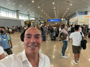 Kike Sarasola Instagram - Qué alegría volver a ver así de llena la T2 del aeropuerto de Madrid Barajas - Adolfo Suárez. ¡Esto se mueve! 👏🏻

What a joy to see Terminal 2 of Madrid Barajas – Adolfo Suárez airport in full capacity again. This is starting to move! 👏🏻

#viajar #travel #Madrid #aeropuerto #airport