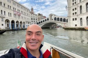 Kike Sarasola Instagram - Hoy puedo compartir con vosotros noticias MARAVILLOSAS. 👏🏻👏🏻👏🏻 En Room Mate volvemos con fuerza y cerramos el año con 15 millones de EBITDA positivo. El mejor dato de nuestra historia.

Aterrizamos en Londres, en Belgravia. En Roma con nuestro segundo hotel, al lado del Coliseo Y abrimos en Venecia con nuestro primer Palazzo, al lado del famosísimo Ponte Di Rialto. 🥰

Today I can share with you some AMAZING news. 👏🏻👏🏻👏🏻 At Room Mate we are back stronger than ever and we are closing the year with 15 million EBITDA positive. The best figure in our history.

We land in London, in Belgravia, in Rome with our second hotel, next to the Colosseum AND we are opening in Venice with our first Palazzo, next to the famous Ponte Di Rialto. 🥰