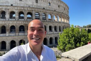 Kike Sarasola Instagram - Hoy puedo compartir con vosotros noticias MARAVILLOSAS. 👏🏻👏🏻👏🏻 En Room Mate volvemos con fuerza y cerramos el año con 15 millones de EBITDA positivo. El mejor dato de nuestra historia.

Aterrizamos en Londres, en Belgravia. En Roma con nuestro segundo hotel, al lado del Coliseo Y abrimos en Venecia con nuestro primer Palazzo, al lado del famosísimo Ponte Di Rialto. 🥰

Today I can share with you some AMAZING news. 👏🏻👏🏻👏🏻 At Room Mate we are back stronger than ever and we are closing the year with 15 million EBITDA positive. The best figure in our history.

We land in London, in Belgravia, in Rome with our second hotel, next to the Colosseum AND we are opening in Venice with our first Palazzo, next to the famous Ponte Di Rialto. 🥰