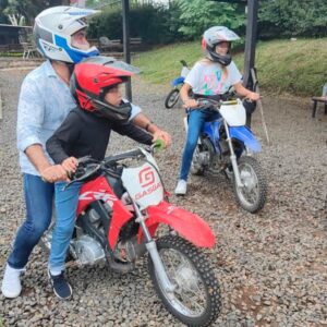 Kike Sarasola Instagram - Fin de un FANTÁSTICO verano con mi madre y mis hijos ☀️
1. Parque del Café: el mejor parque de atracciones de Colombia 🇨🇴
2. En Pereira montando en mini-motos con los niños 🏍️
3. En el Parque Panaca, el espectáculo de caballos IMPRESIONANTE y con mucho acento español 🐎
4. INCREÍBLE experiencia en la excursión de tirolinas del Parque Panaca 💥
5. Aitana nadando con todo tipo de peces, delfines e incluso tiburones en el acuario de las Islas del Rosario 🐠🐬
6. Enrique empujando a nuestra querida Roberta Jurado en Enai, Islas del Rosario 🙌🏼
7. Los tres explorando una playa virgen en las Islas del Rosario 🏝️
8. Los niños con su adorada tía Isabel Mejía 🫶🏼
9. Despedida de agosto con Elena Marrero y Verónica Suárez con nuestros hijos en Ibiza 👋🏼
10. El mejor cierre para un verano memorable ❤️

A FANTASTIC summer with my mother and my children comes to an end ☀️
1. Parque del Café, the best amusement park in Colombia 🇨🇴
2. In Pereira, riding mini motorcycles with the kids 🏍️
3. At Panaca Park, the horse show was ABSOLUTELY SPECTACULAR with a strong Spanish accent 🐎
4. INCREDIBLE experience on the zip line tour at Panaca Park 💥
5. Aitana swimming with all kinds of fish, dolphins, and even sharks at the Islands of Rosario aquarium 🐠🐬
6. Enrique pushing our dear Roberta Jurado in Enai, Islands of Rosario 🙌🏼
7. The three of us exploring a pristine beach in the Islands of Rosario 🏝️
8. The kids with their beloved Aunt Isabel Mejía 🫶🏼
9. Saying goodbye to August with Elena Marrero and Verónica Suárez and our kids in Ibiza 👋🏼
10. The perfect ending to a memorable summer ❤️