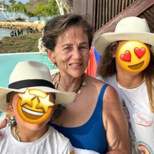 Kike Sarasola Instagram - Fin de un FANTÁSTICO verano con mi madre y mis hijos ☀️
1. Parque del Café: el mejor parque de atracciones de Colombia 🇨🇴
2. En Pereira montando en mini-motos con los niños 🏍️
3. En el Parque Panaca, el espectáculo de caballos IMPRESIONANTE y con mucho acento español 🐎
4. INCREÍBLE experiencia en la excursión de tirolinas del Parque Panaca 💥
5. Aitana nadando con todo tipo de peces, delfines e incluso tiburones en el acuario de las Islas del Rosario 🐠🐬
6. Enrique empujando a nuestra querida Roberta Jurado en Enai, Islas del Rosario 🙌🏼
7. Los tres explorando una playa virgen en las Islas del Rosario 🏝️
8. Los niños con su adorada tía Isabel Mejía 🫶🏼
9. Despedida de agosto con Elena Marrero y Verónica Suárez con nuestros hijos en Ibiza 👋🏼
10. El mejor cierre para un verano memorable ❤️

A FANTASTIC summer with my mother and my children comes to an end ☀️
1. Parque del Café, the best amusement park in Colombia 🇨🇴
2. In Pereira, riding mini motorcycles with the kids 🏍️
3. At Panaca Park, the horse show was ABSOLUTELY SPECTACULAR with a strong Spanish accent 🐎
4. INCREDIBLE experience on the zip line tour at Panaca Park 💥
5. Aitana swimming with all kinds of fish, dolphins, and even sharks at the Islands of Rosario aquarium 🐠🐬
6. Enrique pushing our dear Roberta Jurado in Enai, Islands of Rosario 🙌🏼
7. The three of us exploring a pristine beach in the Islands of Rosario 🏝️
8. The kids with their beloved Aunt Isabel Mejía 🫶🏼
9. Saying goodbye to August with Elena Marrero and Verónica Suárez and our kids in Ibiza 👋🏼
10. The perfect ending to a memorable summer ❤️