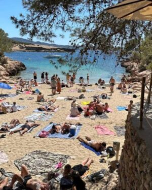 Kike Sarasola Instagram - Celebrando San Isidro con mis hijos y mi madre en la cala más bonita de Ibiza, Cala Gracioneta.

Celebrating San Isidro with my children and my mother at the most beautiful cove in Ibiza, Cala Gracioneta.