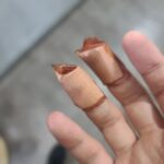 Kim Carnby Instagram – 컴퓨터 고치다 그래픽 카드 쿨링팬에 손가락 베임. 간만에 유혈사태라 쫄았다.