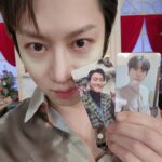 Kim Hee-chul Instagram - 데뷔한지 18년이 됐다고 합니다🎊 시간 너무나도 빠릅니다....🥺 고등학생 때부터 전단지 돌리기, 공장, 호프집, 수영장, 고깃집.. 많은 알바를 하다가 스무살 겨울, SM에 온게 생각나네요 늘 즐겁고 유쾌하게 살았지만 연예인이 된 후로는 더 행복하게 살아왔습니다 '이래도 되나' 싶을 정도의 많은 사랑을 받으며 말이죠 물론, 그 사랑. 당연하다 생각한적 없다는건 알지?🤗 앞으로도 그 사랑들 생각해서 더 잘 살겠습니다😍 "초심을 찾겠습니다!" 란 말은 빼도록 하겠어요😏 전 초심 찾으면....🙄😮‍💨😕😰🫠 '꽃잎' 처음 데뷔 했을 때 제 팬들에게 붙여준 애칭인데요.. 뜻이 아주 그냥 나르시시즘의 끝을 보여줍니다🤔 "나는 꽃이니 너희들은 언제나 함께있는 꽃잎이 되어라" 🤯🤯🤯🤯🤯🤯🤯🤯🤯🤯🤯🤯🤯🤯🤯🤯🤯🤯 20대의 김희철은 지금보다 더 제 정신이 아니었다는..🥲 암튼, 정말 고맙고 사랑한단 말을 빙빙 돌리는 중입니다 깔깔깔🤪 잘 자!!!!🙂🙃🙂🙃🙂🙃🙂🙃🙂🙃🍒💙 . . #꽃잎 #Petal