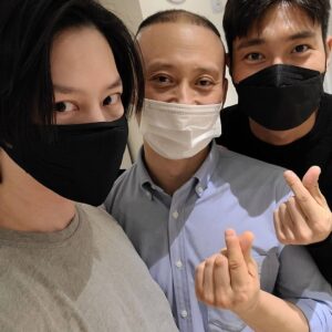 Kim Hee-chul Instagram - 교통사고로 망가진 내 몸과 뼈를 체크하고 치료해주시는 김무열형아🦵💆‍♂️😊

교통사고로 입원했을 때 꼭 걸을 수 있을거라며 매일 와서 기도해준 마시원🙏💙🐴

고마운 사람들❤🍒
.
.
#김무열베개 #최시원
