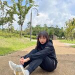 Kim Ji-Yu Instagram - ☀️ #광고 @ng_apparel.kids #초딩 #주말일상 잠깐 햇님 얼굴 보여쥴 때 산책 나가기~^^ 오늘도 #내셔널지오그래픽키즈 베이직한 우븐 트레이닝 셋업 입고 헛둘 헛둘~~🏃🏻‍♀️🏃🏻‍♀️🏃🏻‍♀️😻 발수가공 처리된 나일론스트레치 소재 사용으로 야외활동에 더더더 적합한 착한 옷!!! 올 가을도 #내셔널지오그래픽과 함께 해요‼️ #키즈트레이닝복 #주니어트레이닝세트 #키즈바람막이 #키즈아노락 #키즈조거팬츠 #키즈이우터 #주니어코디 #주니어옷 #키즈옷 #키즈코디