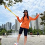 Kim Ji-Yu Instagram - 오늘도 내셔널과 함께 ~~ 🧡 어디든 간댔죠?😃😅😅 동네 바닥분수 접수한 초5언니😅 애기들 오면 양보하쟈~~~😍😍 @ng_apparel.kids #내셔널지오그래픽키즈 #내셔널지오그래픽 #키즈래쉬가드 #여아래쉬가드 #남아래쉬가드 #여아수영복 #남아수영복 #키즈수영복 #키즈샌들 #여아샌들 #남아샌들 #키즈신발 #주니어신발 #남아신발 #여아신발 #주니어옷 #주니어코디 #키즈옷 #키즈코디