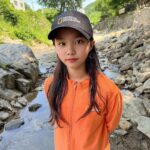 Kim Ji-Yu Instagram - 💚 아침부터 나가자 성화에 메아리 소리가 들려오는 계곡 속에 흐르는 물 찾아 갔건만…… 참……얕다 😂😂😂 #광고 @ng_apparel.kids 이번 여름도 UV차단 🚫신축성 짱👍🏻인 내셔널지오그래픽키즈 #래쉬가드 에 완전 편하고 이쁜 #내셔널지오그래픽 샌들도 신고 어디든 가려구요~~~^^ 👀 #키즈래쉬가드 #여아래쉬가드 #남아래쉬가드 #여아수영복 #남아수영복 #키즈수영복 #키즈샌들 #여아샌들 #남아샌들 #키즈신발 #주니어신발 #남아신발 #여아신발 #주니어옷 #주니어코디 #키즈옷 #키즈코디