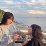 Kim Ji-Yu Instagram - 🩵 이쁜 동네였구나~~~~~^^ #부산 #오랜만이야 이쁜 #애플핑크 커플옷 입고 #해질녘 #산책 #애플핑크쥬니어 #제이씨비쥬니어 #이쁜쥬니어 #협찬 #서포터즈 #applepink #JCB #애플핑크네이버스토어팜open @applepinkgirls @applepink_girls @jcbjuniorsofficial