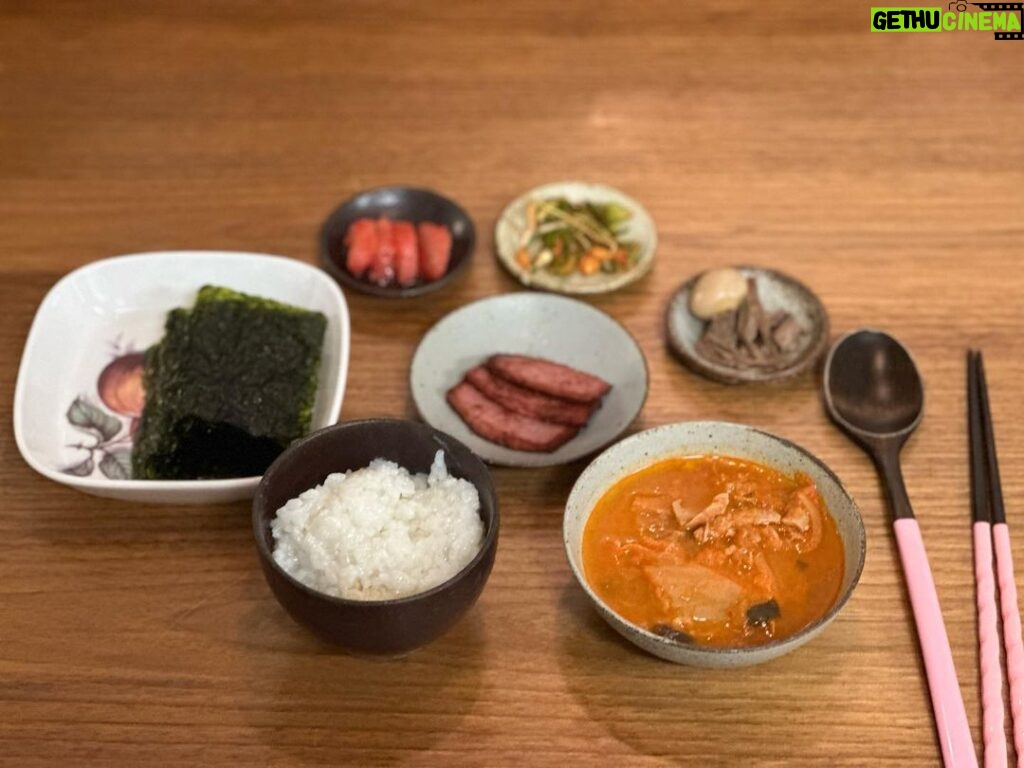 Kim Ji-min Instagram - 백만년만에 손수차린 집밥! 배달음식 지겨워서 후~~ 나 요리 잘하네? #참치찌개#햄#밥솥밥#명란젓#달래무침#장조림#김