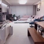 Kim Ji-min Instagram - 느낌&나리 미끄러지지 말라구 거실주방 전체매트시공 했어요 새집에 이사온기분이랍니다🦮🐕 직접매장 방문해서 고른장판이랍니다^^ #퍼펙트플로링 #강아지장판 #크레마마블 쇼파정보 궁금해하시는거 같아서 남겨요 #에싸 브랜드에용~!