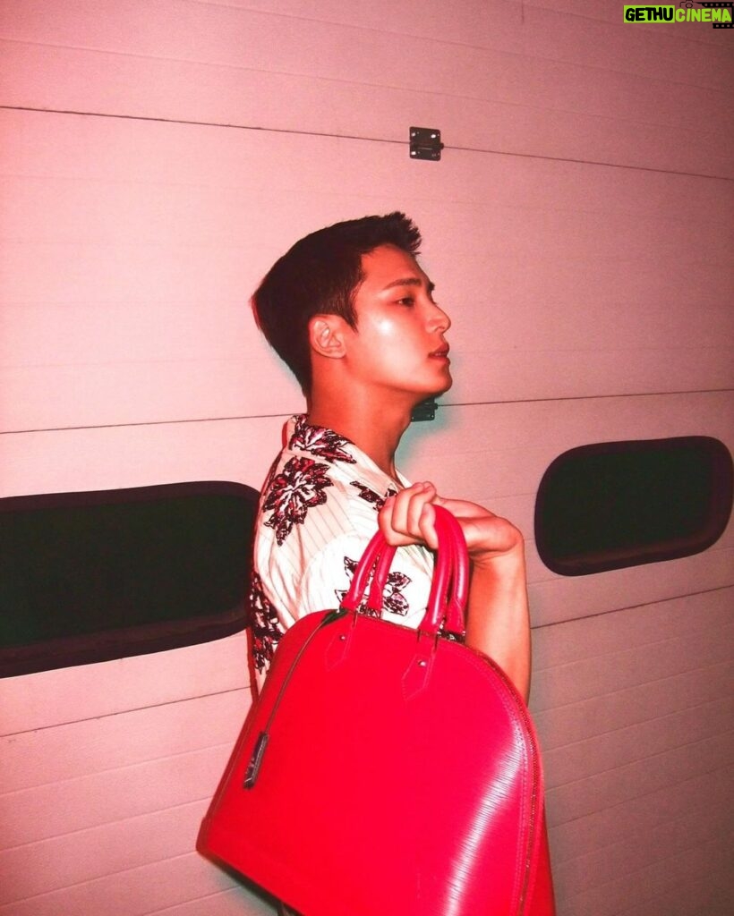 Kim Min-gyu Instagram - 💋 #LVPrefall23 #LouisVuitton #광고