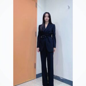 Kim So-hyun Instagram - 여러분, 오랜만에 인사드려요:)
오늘 한국 방송대상에서 최우수 연기자상과 인기상을 받게 되어 감사한 마음 안고 왔습니다!!
⠀
늘 옆에서 응원해 주시고 사랑해 주시는 여러분들이 계셔서 받을 수 있는 상이라는 걸 잘 알기에! 다시 한번 더 감사드려요
한 발짝 한 발짝 잘 성장해나가겠습니다!
⠀
이제 날이 점점 선선해져요! 벌써 가을이 오다니.. 🍂
다들 힘드실 테지만 건강 잘 챙기시고 행복한 하루 마무리하세요 ♡
⠀