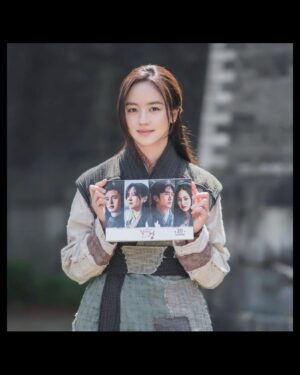 Kim So-hyun Instagram - 다들 잘 지내시나요?
1화부터 다시 볼 수 있다는 걸 확인하고 나서야
정말 드라마가 끝났구나 실감이 나네요!
⠀
울고 웃으며 함께했던 모든 스태프께 큰 행운이 따르길 바라고 그저 감사할 따름입니다.
모두가 없었으면 절대 불가능했을 일을.. 함께 희생하고 노력하여 만들어주셔서 정말 감사합니다.
⠀
평강이와 명운을 함께 해준 달이🌕
마지막까지 친구이자 전우인 진이 산이, 풍개
귀여운 막둥이 월이와 달강이✨
미우나 고우나 사부였던 건이와 벗이 돼준 모용이!
그리고 늘 함께해주시며 부족해도 잘 알려주시고 배울 수 있게 해주시던 선배님, 선생님들께 존경의 말씀을 전합니다.
⠀
재촬영도 전부 참여하였지만, 컷의 보충은 상황에 따라갔기에 때로는 아쉽고 때로는 더 나은 장면이 나왔을 것입니다.
그 점에서 배우로서 시청자분들께 죄송하고 또 아쉬움 마저 남지만...
모두가 함께하는 작업인 만큼 어느 것 하나 쉽게 생각하고 넘기지 않았다고 말씀드리고 싶습니다!
⠀
모두의 피땀으로 완성해낸 '달이 뜨는 강' 끝까지 함께 해주신 시청자분들께 다시 한번 감사드립니다!
⠀
끝과 함께 시작이기도 한 저희 드라마가
오래오래 시청자분들의 마음에 흐르길 바랄 뿐입니다.
⠀
마지막까지 평강을 응원해주시고 사랑해주셔서 정말 감사드립니다♥️
평강이와 온달의 인생에 평온한 온기만 남기를 바라며
끝으로 모두가 행복하시길 바랍니다! 🌊🌕
⠀

⠀
