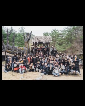 Kim So-hyun Instagram - 다들 잘 지내시나요?
1화부터 다시 볼 수 있다는 걸 확인하고 나서야
정말 드라마가 끝났구나 실감이 나네요!
⠀
울고 웃으며 함께했던 모든 스태프께 큰 행운이 따르길 바라고 그저 감사할 따름입니다.
모두가 없었으면 절대 불가능했을 일을.. 함께 희생하고 노력하여 만들어주셔서 정말 감사합니다.
⠀
평강이와 명운을 함께 해준 달이🌕
마지막까지 친구이자 전우인 진이 산이, 풍개
귀여운 막둥이 월이와 달강이✨
미우나 고우나 사부였던 건이와 벗이 돼준 모용이!
그리고 늘 함께해주시며 부족해도 잘 알려주시고 배울 수 있게 해주시던 선배님, 선생님들께 존경의 말씀을 전합니다.
⠀
재촬영도 전부 참여하였지만, 컷의 보충은 상황에 따라갔기에 때로는 아쉽고 때로는 더 나은 장면이 나왔을 것입니다.
그 점에서 배우로서 시청자분들께 죄송하고 또 아쉬움 마저 남지만...
모두가 함께하는 작업인 만큼 어느 것 하나 쉽게 생각하고 넘기지 않았다고 말씀드리고 싶습니다!
⠀
모두의 피땀으로 완성해낸 '달이 뜨는 강' 끝까지 함께 해주신 시청자분들께 다시 한번 감사드립니다!
⠀
끝과 함께 시작이기도 한 저희 드라마가
오래오래 시청자분들의 마음에 흐르길 바랄 뿐입니다.
⠀
마지막까지 평강을 응원해주시고 사랑해주셔서 정말 감사드립니다♥️
평강이와 온달의 인생에 평온한 온기만 남기를 바라며
끝으로 모두가 행복하시길 바랍니다! 🌊🌕
⠀

⠀