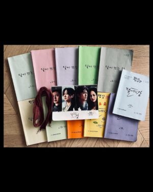 Kim So-hyun Instagram - 다들 잘 지내시나요?
1화부터 다시 볼 수 있다는 걸 확인하고 나서야
정말 드라마가 끝났구나 실감이 나네요!
⠀
울고 웃으며 함께했던 모든 스태프께 큰 행운이 따르길 바라고 그저 감사할 따름입니다.
모두가 없었으면 절대 불가능했을 일을.. 함께 희생하고 노력하여 만들어주셔서 정말 감사합니다.
⠀
평강이와 명운을 함께 해준 달이🌕
마지막까지 친구이자 전우인 진이 산이, 풍개
귀여운 막둥이 월이와 달강이✨
미우나 고우나 사부였던 건이와 벗이 돼준 모용이!
그리고 늘 함께해주시며 부족해도 잘 알려주시고 배울 수 있게 해주시던 선배님, 선생님들께 존경의 말씀을 전합니다.
⠀
재촬영도 전부 참여하였지만, 컷의 보충은 상황에 따라갔기에 때로는 아쉽고 때로는 더 나은 장면이 나왔을 것입니다.
그 점에서 배우로서 시청자분들께 죄송하고 또 아쉬움 마저 남지만...
모두가 함께하는 작업인 만큼 어느 것 하나 쉽게 생각하고 넘기지 않았다고 말씀드리고 싶습니다!
⠀
모두의 피땀으로 완성해낸 '달이 뜨는 강' 끝까지 함께 해주신 시청자분들께 다시 한번 감사드립니다!
⠀
끝과 함께 시작이기도 한 저희 드라마가
오래오래 시청자분들의 마음에 흐르길 바랄 뿐입니다.
⠀
마지막까지 평강을 응원해주시고 사랑해주셔서 정말 감사드립니다♥️
평강이와 온달의 인생에 평온한 온기만 남기를 바라며
끝으로 모두가 행복하시길 바랍니다! 🌊🌕
⠀

⠀