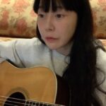 Kim Soy Instagram - 크리스마스 이브에 송구영신 특송 연습🎸 Have a blessed eve ⭐️🎄 #고양이정수기소리주의