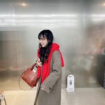 Kim Soy Instagram - 갑자기 추워진 날씨에 몸도 뇌도 급체해버렸네 😶‍🌫️🤯 I love my new coat though. #따숩게입고다니세요 서울연극센터