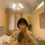 Kim Soy Instagram - 야호 할매스웨터의 계절이 다가오고 있다!!! 푹신한 울 양말, 뜨끈한 뱅쇼, 크리스마스와 더불어 매해 혹독한 겨울을 견뎌낼 수 있는 이유, 마이 빈티지 그래니 스웨터즈! 겨울 옷 슬슬 꺼내볼까나 🧦🧤 Although winter does not agree with me most of the time, I am so hyped for the season of vintage granny sweaters. Huzzah! #여행가고싶다