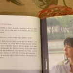 Kim Soy Instagram - 인터뷰는 홍보를 위한 것이든 아니든 매번 조심스럽다. 미래의 내가 읽었을 때 아, 이 시기에는 내가 이런 생각을 갖고 있었구나 확인 할 수 있는 나만의 트레일로 생각하고 임한다. 실제로 간혹 자신이 낯설어 보여 괴로울 때 지난 인터뷰를 읽으며 목적과 방향을 다시금 상기 시킨다. 부끄럽기도 하고 후회스러운 부분도 있지만 대부분 기특해하려고 노력한다. 사랑에 관한 이야기를 나누자는 인터뷰 제안을 받았을 때 망설였다. 살아온 동안 지금처럼 사랑에 대한 태도가 미지근 한 적이 없었기 때문이다. 오랜 사랑의 실패를 애도하는 기간이기도 하고 도무지 건강한 단어들을 내뱉을 자신이 없었다. 그럼에도 불구하고 이런 마음도 트레일의 이정표로 세워두고 싶어 결국에는 응했는데, 나는 역시나 사랑을 사랑하는구나 깨닫는 시간이었다. 누구는 언제까지 사랑타령을 하실겁니까 라고 묻기도 하지만 내가 제일 좋아하고 사랑하는 그리고 역시나 제일 잘하는 건 사랑타령 꿈타령이다. 백발 노인이 되어서도 멈추지 않을래. 10인의 사랑 인터뷰집, [우리는 애써 사랑을 찾고 기록하기로 했어요] 이토록 사랑스런 인터뷰집에 함께할 수 있어서 기쁘다. 도아님 가영님 수현님 감사해요! #우리는애써사랑을찾고기록하기로했어요