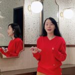 Kim Soy Instagram - 나도야 분더캄머걸!! 🍒 스웨터 사자마자 어깨패드 있는 거 보고 그 센스에 감탄과 감동🥹❤️ 사랑해요 @wnderkammer_official 부암동의 자랑 신혜영 @wnder_k_shin