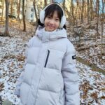 Kim Tae-yeon Instagram - #제품협찬 @ng_apparel.kids 🍀 #내셔널지오그래픽키즈 #내셔널지오그래픽 . 내셔널지오그래픽 시그니처 롱패딩 🤍 R.D.S 인증 구스다운 충전재 사용으로 더욱더 따뜻해지고, 가벼워졌어요~ 😊 오늘처럼 진짜진짜 너~~무 추운날 정말 최고👍👍 부드러운 기모안감에 추운겨울 발을 더더더~ 따뜻하게 해주는 패딩 방한부츠💜 오늘 너무 추웠지만 🥶 #내셔널지오그래픽키즈 #방한부츠 덕분에 따뜻하게 잘 놀다왔어용 ☃️🤍 . #키즈롱패딩 #키즈패딩 #여아패딩 #남아패딩 #주니어패딩 #키즈신발 #키즈방한화 #여아신발 #남아신발 #키즈겨울패셩 #키즈겨울아이템 #키즈옷 #키즈코디 #주니어옷