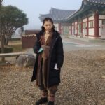 Kim Tae-yeon Instagram - 태연양 💜 . . . #안개보소 ☁️ 아침일찍 부은얼굴로 준비했던 ㅋㅋ 앞머리 어디갔냐며 징징대던 태연양 😊👋 #아역배우 #김태연 ✌️